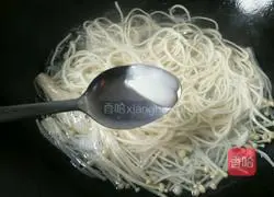 Illustration of cooking noodles with enoki mushrooms 5