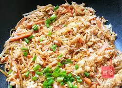 Illustration of how to make ham and shredded potato fried rice 5