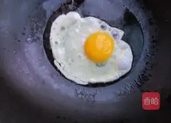Illustration of how to make ham and egg fried rice 1