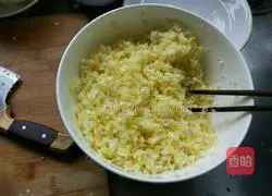 Illustration of how to make cabbage and pork dumplings 1