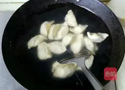 Illustration of how to make pork and spinach dumplings 15