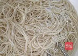 Illustration of how to make noodles with scallion oil 6