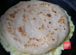 Pancakes with eggs.Illustration of how to make them 5