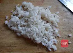 Illustration of how to make fresh meat and water chestnut wontons 4