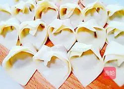 Illustration of how to make fresh meat wontons 6