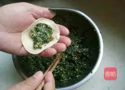 Illustration of how to make chrysanthemum stuffed dumplings 9
