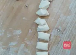 Illustration of how to make dumpling skins 9