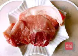 Illustration of how to make fresh meat wontons 1