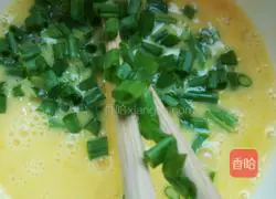 Illustration of how to make green onion egg pancake (spicy) 3