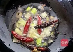 Illustration of how to make Erjiezi vegetarian fried noodles 7