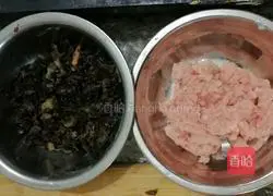 Illustration of making fungus, carrot and pork dumplings 4