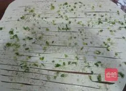 Illustration of how to make scallion pancake 4