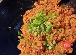 Illustration of how to make bacon and spicy cabbage fried rice 4