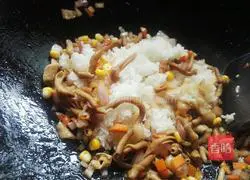 Illustration of how to make duck intestine fried rice 9