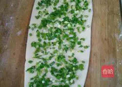 Illustration of how to make large green onion pancake 8