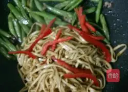 Illustration of how to make fried noodles with beans and shredded pork 7