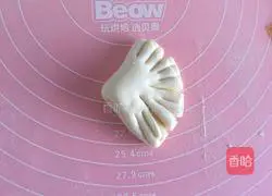 Illustration of how to make goldfish steamed buns 12