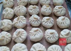 Illustration of how to make steamed buns stuffed with cabbage and pork filling 10