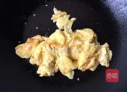 Illustration of how to make sausage, carrot and egg fried rice 4