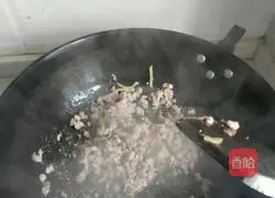 Illustration of how to make fried noodles with green and red pepper 5