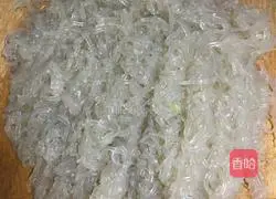 Illustration of how to make leek, egg and vermicelli dumplings 3