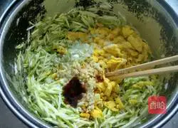 Illustration of how to make zucchini and egg dumplings 9