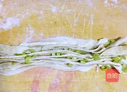 Illustration of how to make scallion pancakes 6