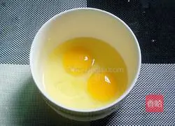 Illustration of how to make sweet potato egg pancake 1