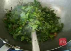 Illustration of how to make fried rice with water chestnut leaves and bacon 3
