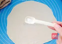 Illustration of how to make fried egg and scallion pancakes 5