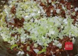 Illustration of how to make fennel pork pie 4