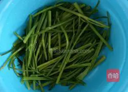 Illustration of how to make celery and pork dumplings 1