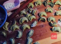 Illustration of how to make mushroom and shrimp dumplings with avocado skin 6