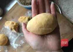 Illustration of how to make pumpkin, walnut and sesame steamed buns with little hedgehogs and rabbits 10