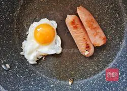 Illustration of how to make egg and ham sausage sandwich 3