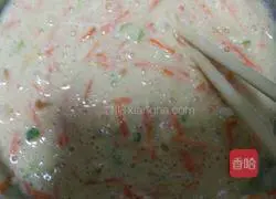 Illustration of how to make carrot and egg pancakes 6