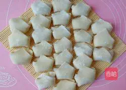 Illustration of how to make celery and pork wontons 18