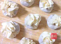 Illustration of how to make Shaomai with dumpling wrappers 5