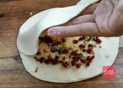 Illustration of how to make green onion pancakes 9