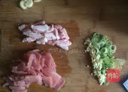 Illustration of how to make fried beans, fried meat and steamed noodles 1