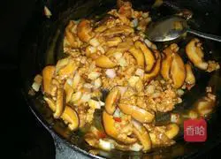 Illustration of spicy pork and mushroom noodles 9