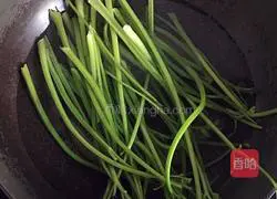 Illustration of how to make shrimp and parsley wontons 7