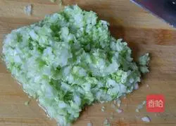 Illustration of how to make mushroom, pork and cabbage dumplings 4