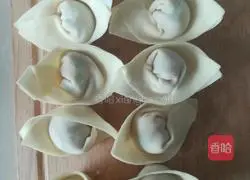 Illustration of how to make leek and pork wontons 5