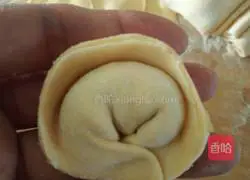 Illustration of how to make Yuanbao dumplings 22