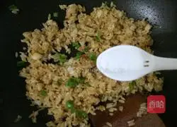 Illustration of how to make fried rice with bean paste 5