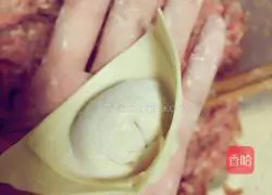 Illustration of how to make fresh meat and shrimp wontons 10