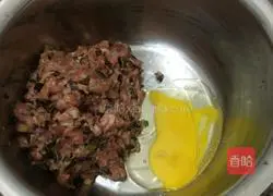 Illustration of how to make minced pork wontons 3