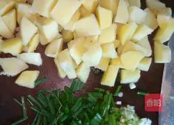 Illustration of how to make braised rice with potatoes and green onion 1