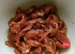 Illustration of how to make fried noodles with green pepper and shredded pork 1